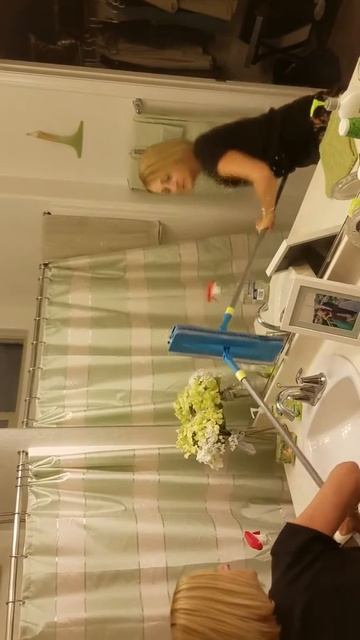 FASTED WAY TO CLEAN MIRRORS AND WINDOWS EVER. смотреть онлайн