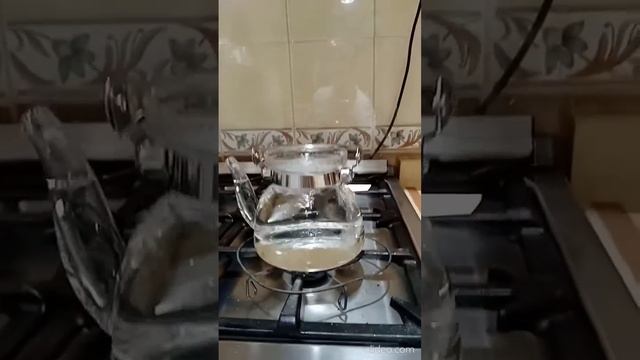 تجربة أحد الزبائن للأباريق الزجاجية على النار |مؤسسة العجيب والغريب | смотреть онлайн