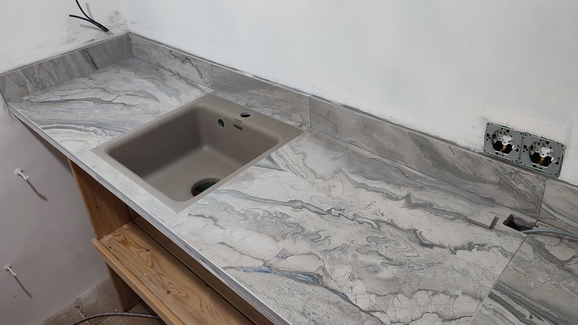 столешница из керамогранитной плитки смотреть онлайн