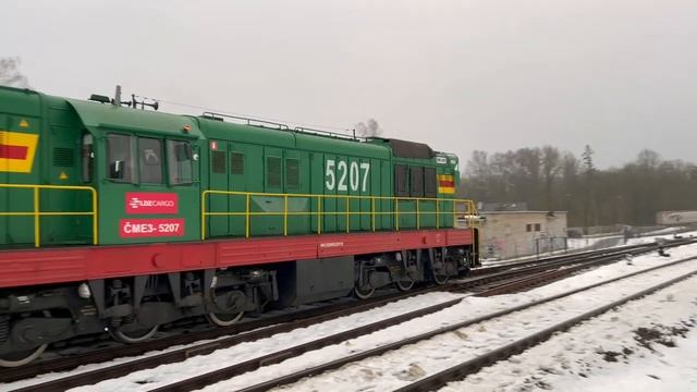 Тепловоз ЧМЭ3-5207 с цистернами покидает Тарту смотреть онлайн