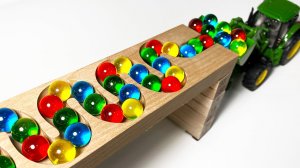 Играем разные машинки и скатываем шарики в машинки