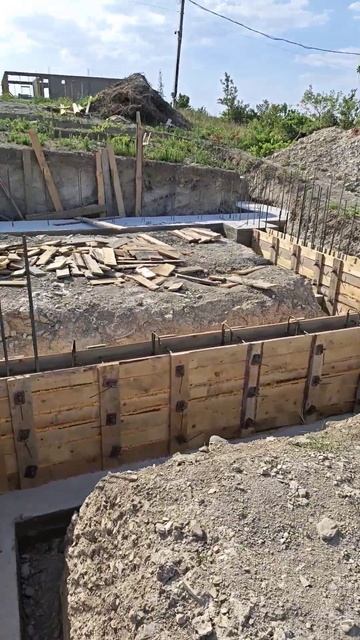 ленточный фундамент на рельефе. фундамент уступами. #стройка #строительство #дом #ремонт