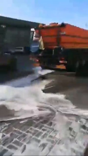 В Красноярске асфальт впервые помыли шампунем смотреть онлайн