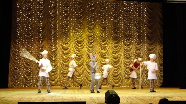 эксцентрический жонгляж-повара.MP4
