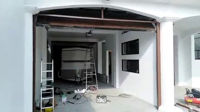 Puerta automática en panel americano color madera смотреть онлайн