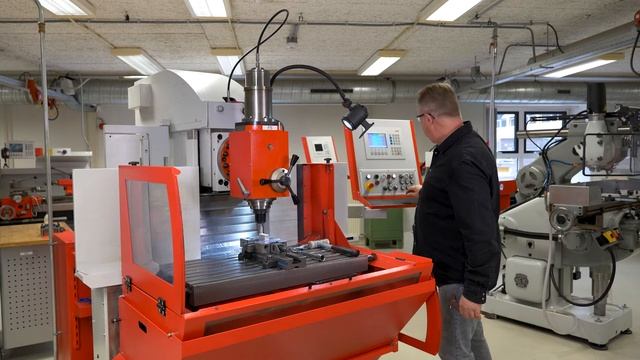 Frezen met de freesmachine EMCO MAT FB-450 L смотреть онлайн