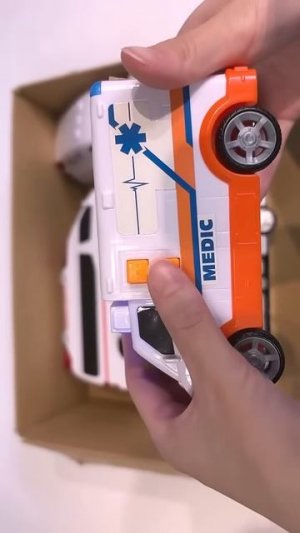 Миникар «Скорая помощь» преодолевает склон в экстренных случаях