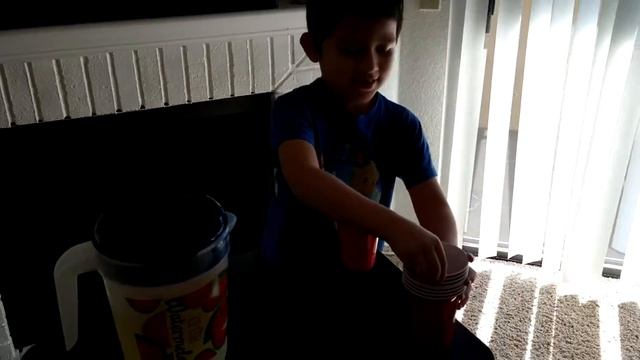 Lightning Fun Kids - FREE Lemonade!!! смотреть онлайн
