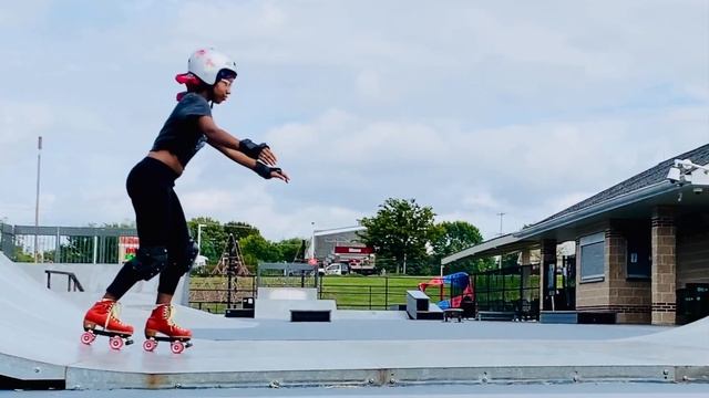 How to Roller Skate/Pump on a Half Pipe (3 SOLID TIPS FOR BEGINNERS!) смотреть онлайн