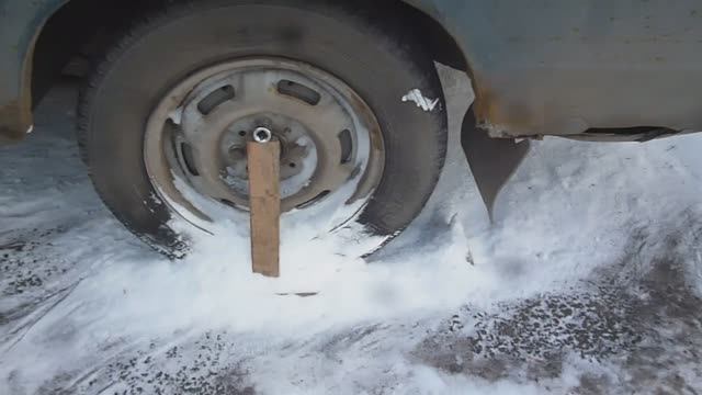 Почему водители Жигулей подставляют под колеса палочки? смотреть онлайн