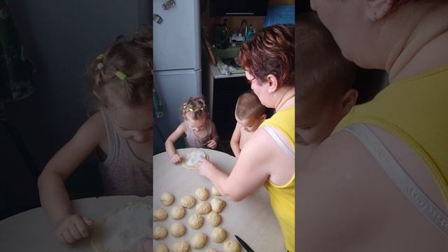 Стряпаем наши любимые булочки "сердечки"❤ смотреть онлайн