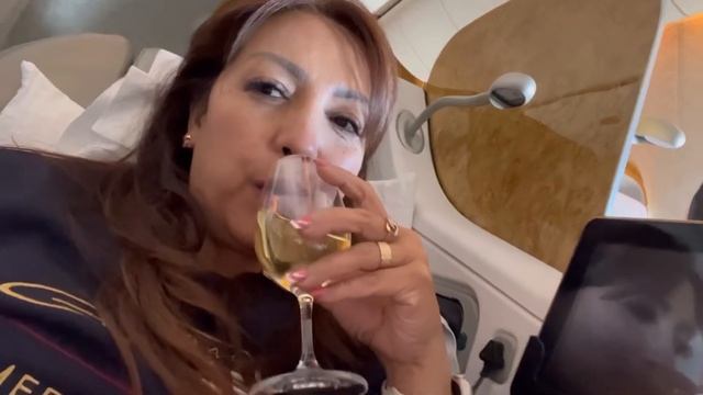 Travelling on a business class Stockholm to Dubai)#emirates #businessclass смотреть онлайн