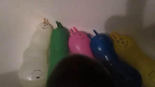 Игры для детей.Играем шариками.Лопаем шарики.Учим цвета.