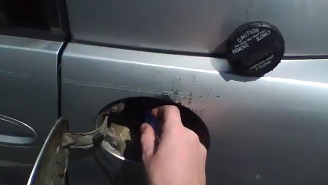 Using a Siphon to Fill Up the Gas Tank смотреть онлайн