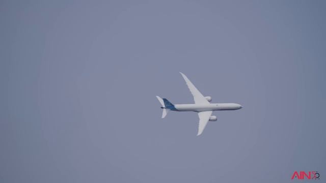 Boeing's 777X Takes Off Nearly Vertically at Farnborough Airshow 2022 – AIN смотреть онлайн