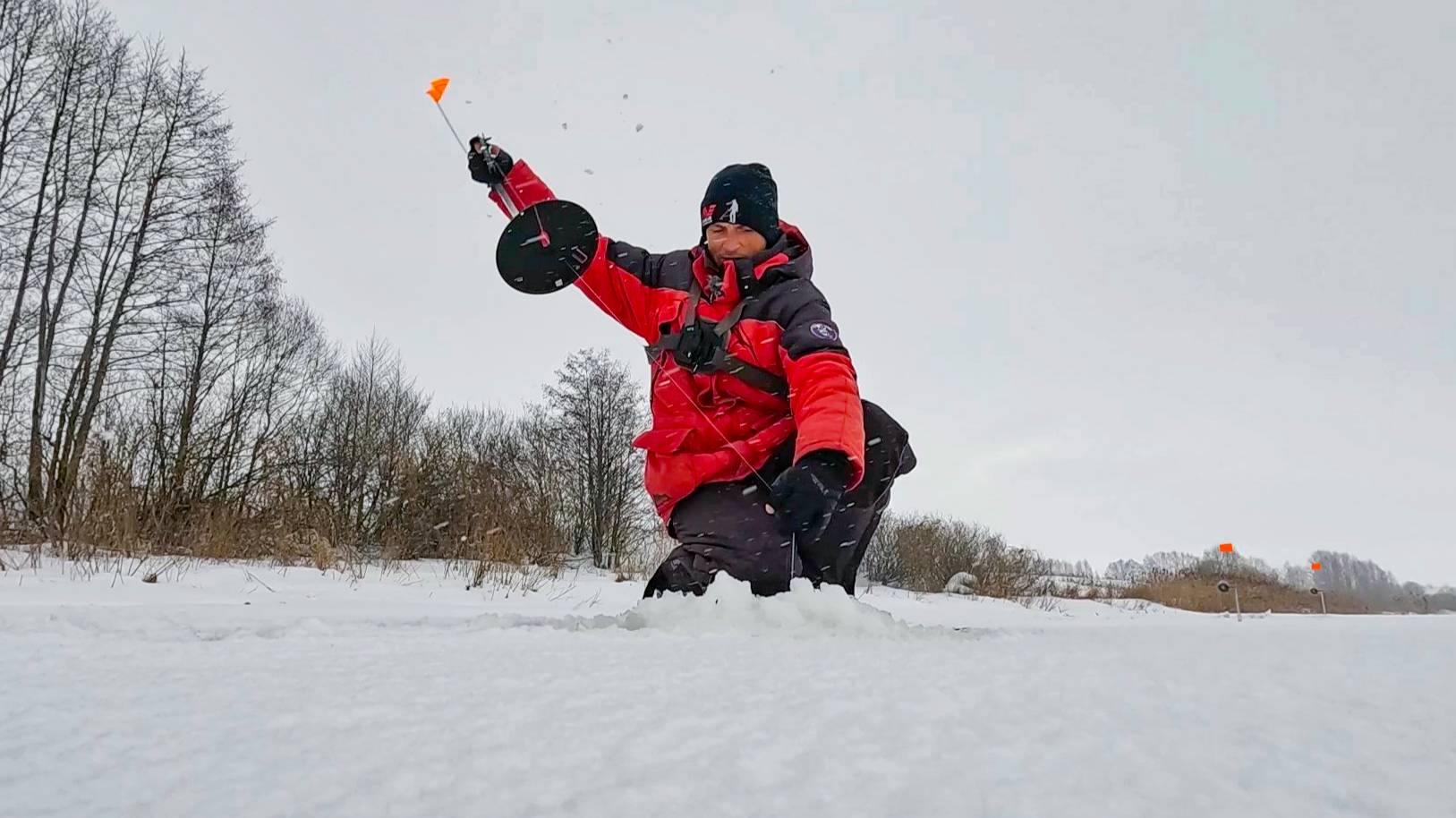 В ШОКЕ ОТ ТАКОГО КЛЕВА. Щуки СДУРЕЛИ. Рыбалка на жерлицы и силикон зимой смотреть онлайн