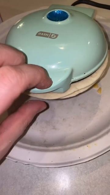 Mini waffle maker hack 🥚- Buy in Description #fyp#waffles#miniwafflemaker#lifehacks#cookingfood #fy смотреть онлайн