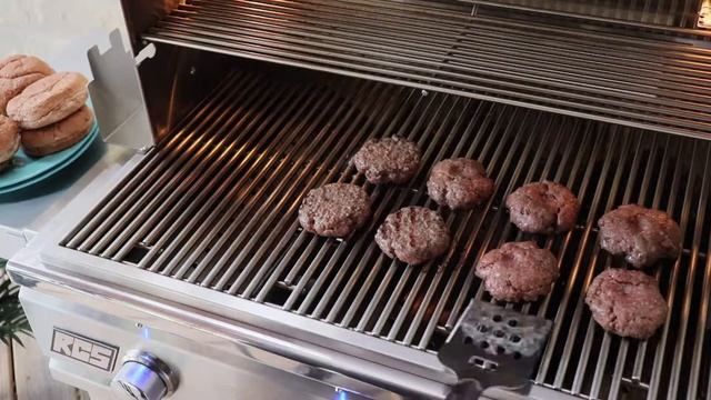 The Best Cheeseburger on a Gas Grill - RCS Gas Grill смотреть онлайн