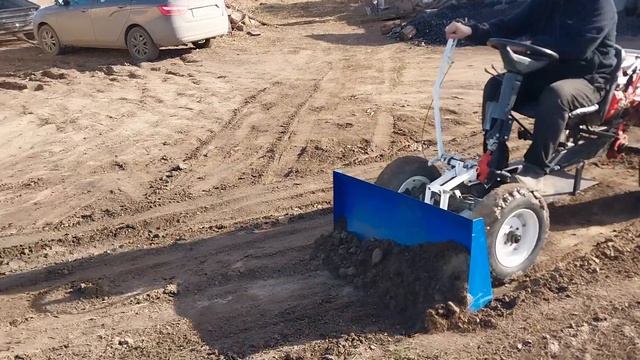 Минитрактор из мотоблока. Ровняем дорогу. смотреть онлайн