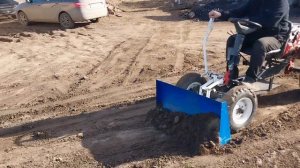 Минитрактор из мотоблока. Ровняем дорогу.
