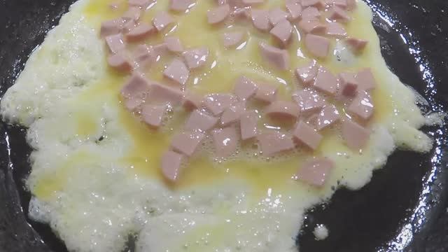 БЕРУ СОСИСКУ И ЯЙЦО, ГОТОВЛЮ ВКУСНЫЙ ПЕРЕКУС.