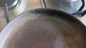 Как очистить старые чугунные сковороды от нагара.