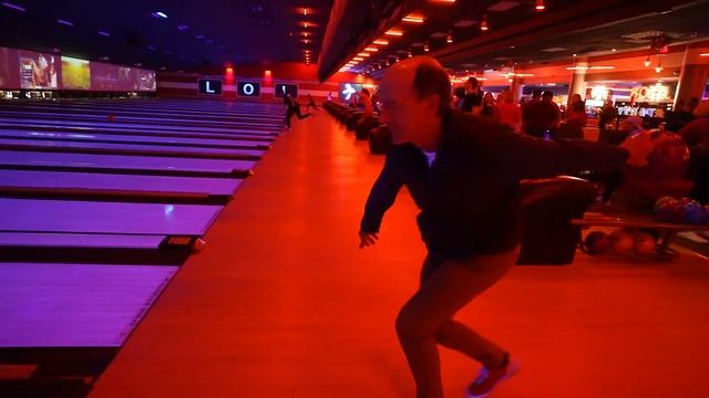 Darden Cup: Bowling! смотреть онлайн