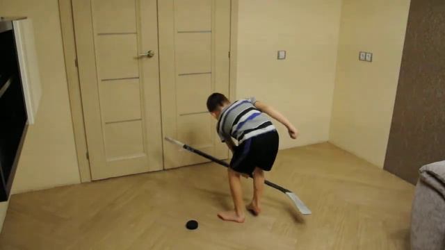 Trickshot old 8 years Butko Nikalaus трюк с клюшкой перебросом ног 8 лет Бутко Николай смотреть онлайн