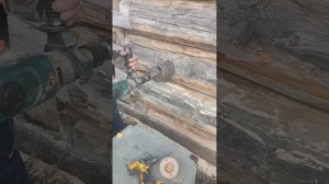 Сверлим большое отверстие для вытяжки в бревне