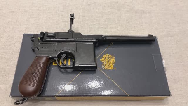Пистолет Маузер демонстрация шумовых пистонов, Mauser C96 pistol Fires caps demo Denix 1024 1025 смотреть онлайн