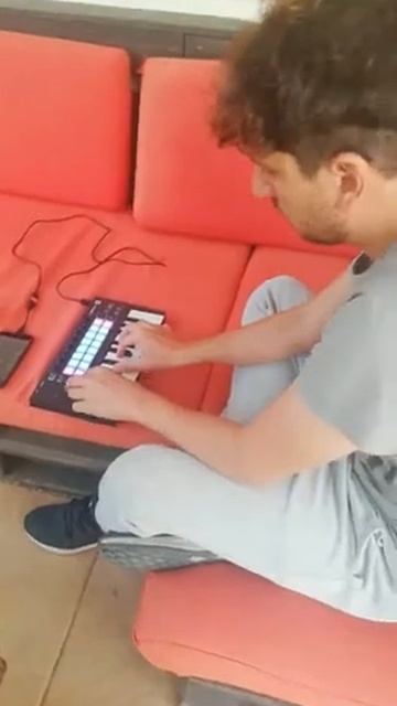 Novation LAUNCHKEY Mini Mk3 смотреть онлайн