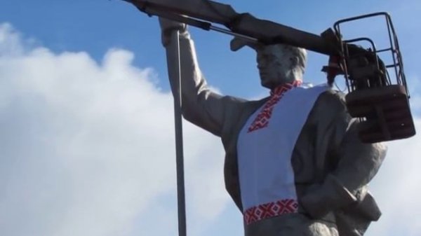 На памтяник Сталевару в Мариуполе одели вышиванку