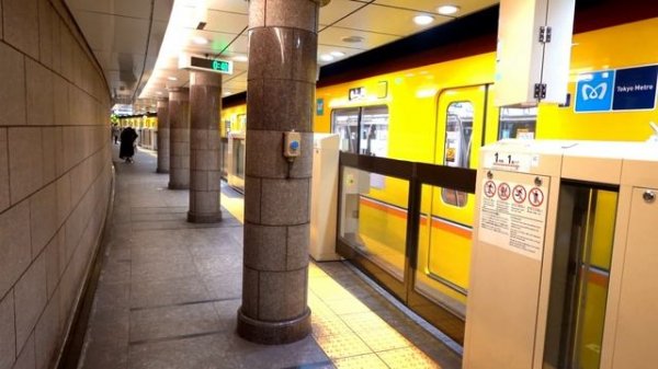 東京メトロ銀座線/上野駅2番線ホーム最後方・中央（浅草方面ホーム）朝ラッシュ後の到着･発車の様子 銀座線1000系　発車メロディ「さくら独唱」上野駅1･2番線【2160p60】2020/12/09