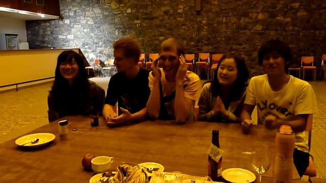 Нас пятеро, из разных уголков мира, и мы все говорим на разных языках) смотреть онлайн