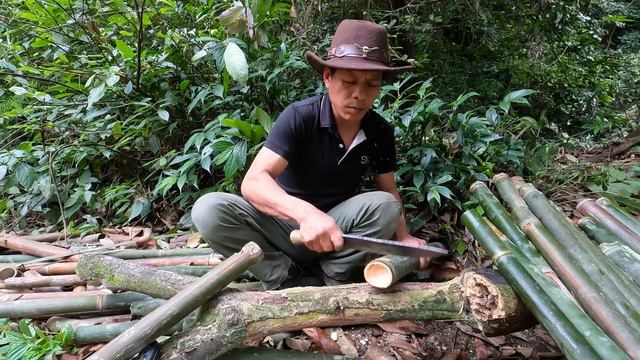 Solo Bushcraft: Remodeling an old shelter. Catch fish and spend the night in the forest | Day 55 смотреть онлайн