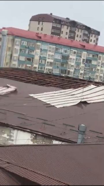 В Махачкале ветер сносит крышу дома смотреть онлайн