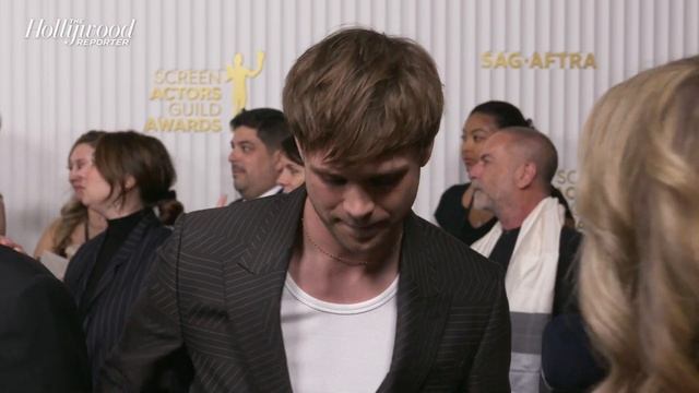 Leo Woodall on Which 'White Lotus' Castmember Gets into The Most Trouble | SAG Awards 2023 смотреть онлайн