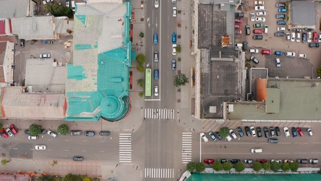 The central street of Krasnoyarsk The movement of the cars in the city Lively city смотреть онлайн