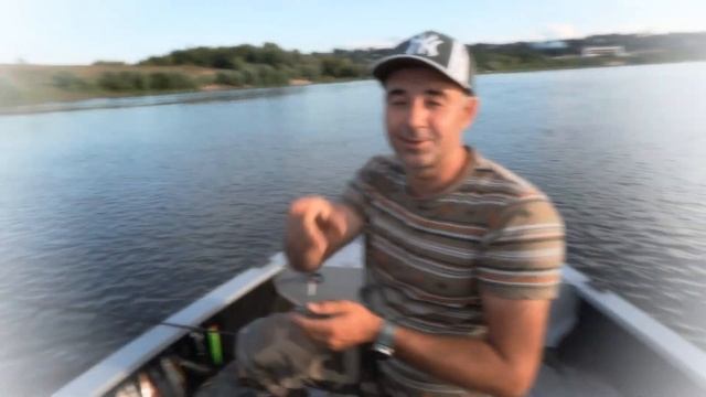 РЫБАЛКА На Оке в Районе Каширы. рыба не хотела залазить в лодку. еле справились! смотреть онлайн