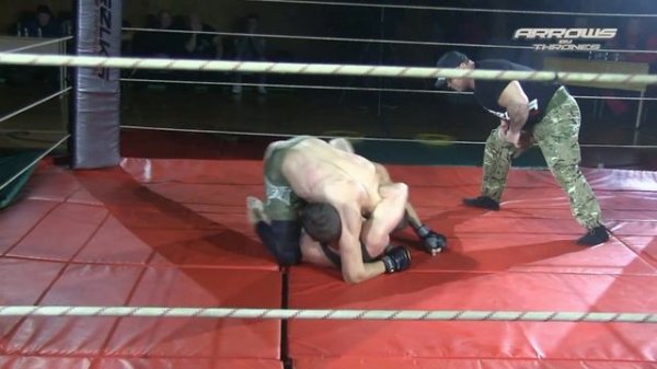 Вот настоящий бой ММА!!!  схватка с жестким концом !!!