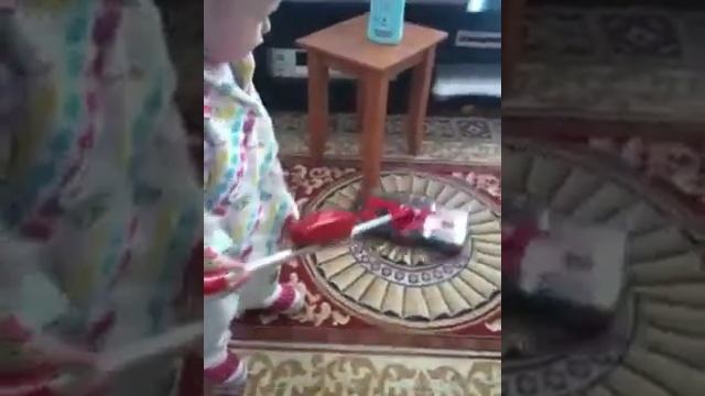 Toddler using a Swivel Sweeper! смотреть онлайн
