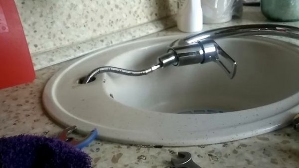 Меняем смеситель на кухне .