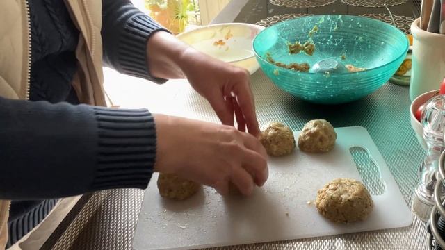 Котлети з манкою , мʼясним фаршем і кабаком , дуже єстетично виглядають, соковиті і смачні! смотреть онлайн
