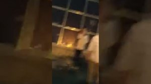 Полиция направляет оружие на людей