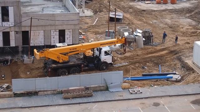 Забуксовал: удачная попытка автокрана КС-5576 выехать из песка