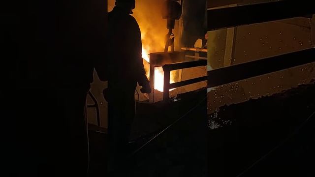 заливка расплавленного металла в чайниковый ковш для последующей раздачи на заливочный конвейер смотреть онлайн