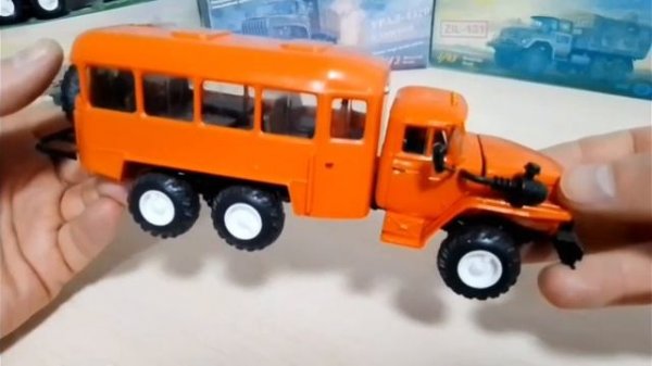 Вахтовый автобус КАВЗ 4224 на шасси УРАЛ-4320. Модель - конверсия из коллекции.