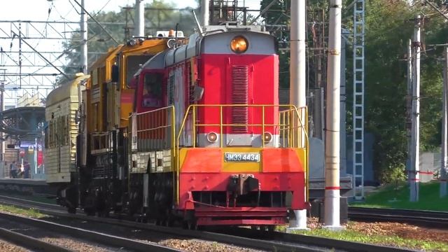 Тепловоз ЧМЭ3-4434 с путевой вакумно-уборочной машиной МВУ-18000