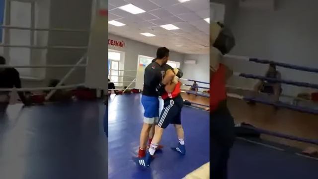 Спарринг до 91 кг. 38 лет против 26 лет. смотреть онлайн