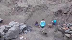Строительство, шахтёры копают песок и попутно раскалывают камни